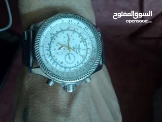  10 ساعة بريتلينغ مصنوعة في سويسرا، حيث تُعتبر سويسرا مركزًا لصناعة الساعات الفاخرة. تستخدم العلامة التج