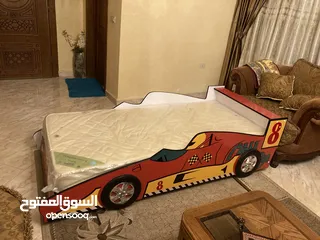  1 سرير على شكل سياره