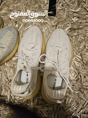  4 shoes Adidas Yeezy original 43وثلث الابيض اصلي والرمادي قياس 44 كوبي  بحاله ممتازه كانه جديد .