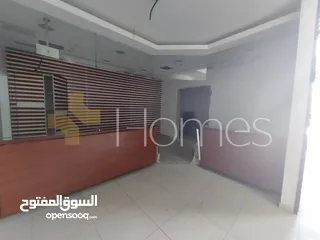  1 معرض للايجار ذات موقع حيوي في شارع عبدالله غوشه , مساحة الكلية 950 م