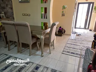  4 افخم وارقى طاولة سفرة خشب زان ثقيل والفرش وتر بروف، استعمال بسيط لون شمبان.
