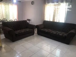  1 كنب مستعمل للبيع بحالة جيدة   عدد الكنب 2  عدد المقاعد 5