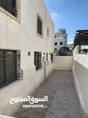  1 السلام عليكم  شقة للايجار  شبه ارضي لفيلا  في البنيات طريق المطار خلف جامعة البترا مساحة داخلي265متر