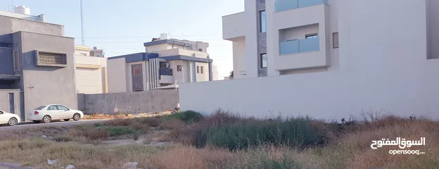  3 قطعة أرض سكنية واجهتين في حي سكني راقي