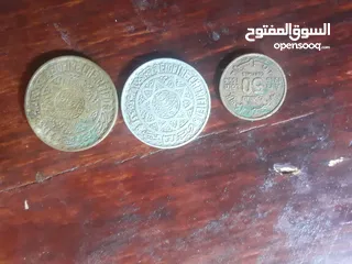  4 ورقة نقدية و معدنية قديمة