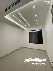  4 اخر شقة ارضية مع ترس تشطيب فندقي في حي الصحابة منطقة عميش مطلة على طريق المطار