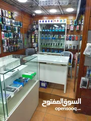  3 بتارين عرض اجهزه خلويه عدد 3 + بترينة عرض طويله+ مكتب خشب لاتيه تفصيل وضعهم جديد للبيع