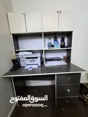  6 خزانة بخشب لامينيت ثلاثة أبواب سحب مع تختين بحاجة إلى صيانة خفيفة و مكتب بحاجة إلى صيانة