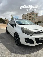  7 كيا برايد هاتش باك موديل 2014 فحص 4 جيد سعة الموتور 1600 سي سي الشكل رياضي لون ابيض سقف اسود