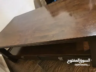  1 طاولة خشب بني غامق
