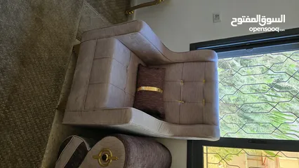  2 كنب غرفه ضيوف للبيع جديد وكاله  9 مقاعد مع ثلاث طاولات وقابل للتفاوض