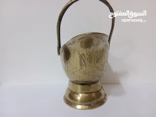  20 وعاء تقليدي مصنوع يدويا يستخدم لحمل الفحم أو الحطب مزخرف برسومات أنتيك قديم جدا لون ذهبي