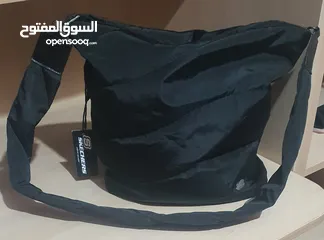  9 حقيبة كتف سوداء ماركة سكتشرز