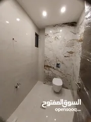  6 الكرسي 210م مع حديقة 120م وكراج خاص بسعر مغري
