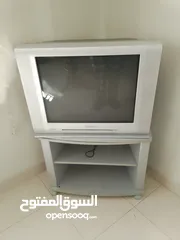  1 تلفزيون توشيبا قديم من فتره التسعينات مع قاعدة لون فضي مع فيديو أشرطة كبير