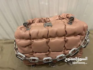  11 شنطة صغيرة زهرية أنيقة وأنيقة للبيع - مناسبة للمشاوير والطلعات  اليومية بحالة ممتازة ونظيفة جداً جيد