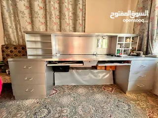  5 مكتب خشبي  لاتيه واسع وكبير ويوجد صور للقياسات ................ يمكن التفاوض بالسعر بشيء بسيط