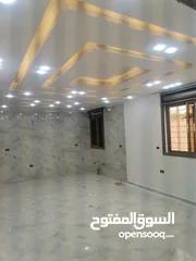  22 شقه 170م طابق اول فني للبيع على شارع البترا بالقرب من كازيه الرجوب واربد مول قراند