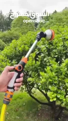  3 فرد رش الماء بـ 8 وظائف مصمم للاستخدام مع خرطوم الحديقة.  يحتوي على 8 أوضاع رش .