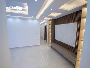  15 شقة طابق ارضي مساحة 200 م و 250م خارجي مع كراج خاص