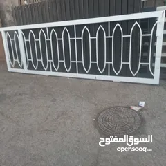  1 باب كراج وباب مدخل بحال الوكاله مع كامل اغراضهم