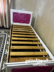  1 سرير مفرد خشب القاعده متينه جدا وثقيله والراسبه جلد مع الاماميه