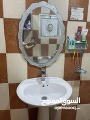  4 Wash basin with mirror
