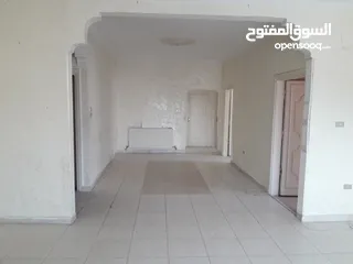  1 شقة فارغة للبيع  قريبه من الخدمات