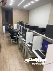  2 17 جهاز كمبيوتر مع شبكتهم مع طاولات للبيع