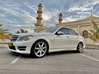  5 مرسيدس C 250 2012  الفئة رقم واحد  لون ابيضّ/ بيج  كراسي جلد