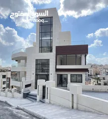  22 شقة فاخرة بإطلالة  مميزة بارقى مناطق عمان الغربية الجبيهة ارضي واخير مع رووف وطوابق