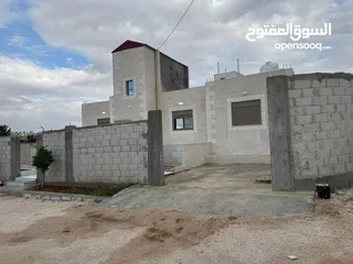  6 بيت للبيع مميز منطقه هادئه جدا