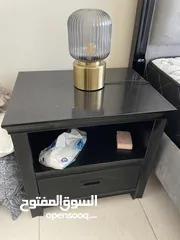  3 تخت مع طاولات جانبية و فرشة