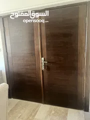  1 باب خشب درفتين شبه جديد للبيع