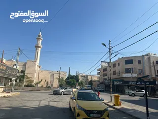  15 مجمع تجاري في وسط إربد عبارة عن محلات وشقق مع تسوية