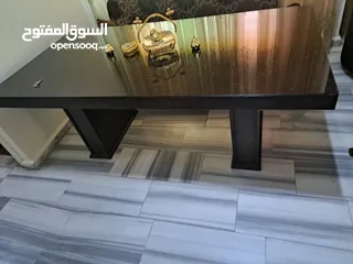  3 طاولة سفرة بدون كراسي عليها وجة قزاز للبيع بحالة شبة جديدة البيع الطاولة ثقيله تفصيل بسبب الرحيل