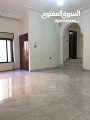  1 شبه فيلا فارغة للايجار