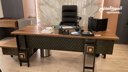  3 مكتب ب حال الوكاله  مكتل مدير خزانة خلفية طاولة مكتب جانبية  طقم كنب  طاولة وسط