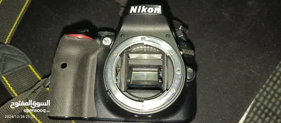  1 كاميرا Nikon d3300 بحالة ممتازة جداً معها عدسة. إضافية للمسافات البعيدة السعر قابل للتفاوض