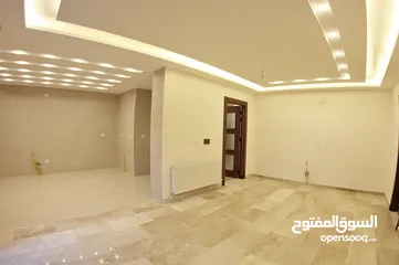  9 شقة ملوكية شبه ارضي مساحة 626م -داخلي 300م -حديقة 326م تشطيبات فلل-الحويطي-طريق المطار - رمضان اسكان