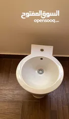  3 مراحيض عدد 2  وشطافه   ومغاسل عدد 2 وجاكوزي