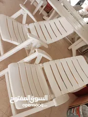  9 موجود شمسيتين للبيع وخمس كراسي وكرسي كبير الهم أكثر من وضعية