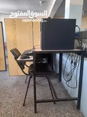  2 طاولات الحاسوب للبيع