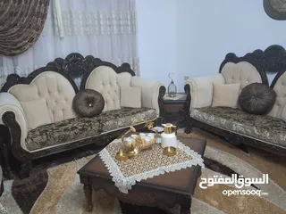 4 طقم كنب 7 مقاعد شبه جديد، خشب ممتاز مع طاولات للبيع