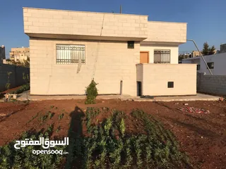  1 منزل مستقل شبه فيلا اربع واجهات حجر قريب من الشارع الرئيسي
