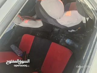  5 بيجو205 للبيع السيارة بس مكسر زجاجها بحاجة زجاج فيها ترخيص وتأمين وتنازل فوري