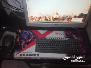  2 كمبيوتر مع طابعة ليزر اسود فيها تصوير