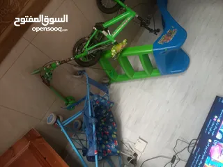  2 العاب للأطفال سكوترين مع عربايه للأطفال مع مرجيحة مع بسكليت بن تن