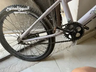  8 بسكليت قليل الاستعمال ما فيه بدالات والعجلات منفسة للبيع