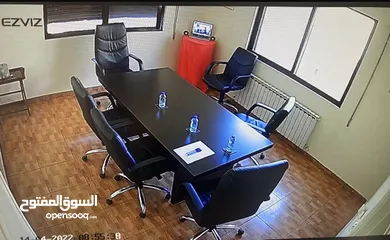  5 مكتب فاخر وطاولة اجتماعات وطقم غرفة نوم بحالة ممتازة للبيع